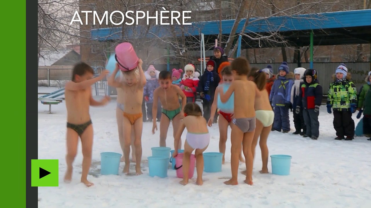 Par un froid glacial, des enfants se jettent dans la neige sans la moindre peur