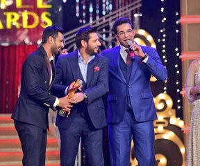 Shahid Afridi Receive Award From Wasim Akram 2016