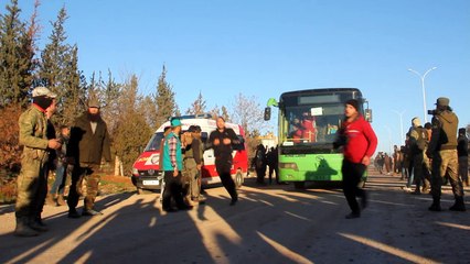 Hunderte aus Aleppo gebracht, Zehntausende weiter unter Beschuss