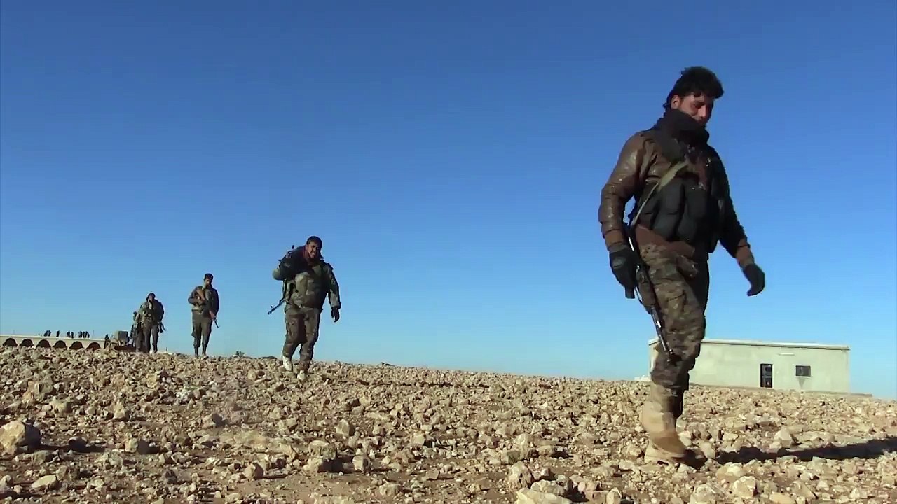 Бойцы Сирийских демократических сил ведут стрельбу по позициям боевиков ИГИЛ. Ракка.