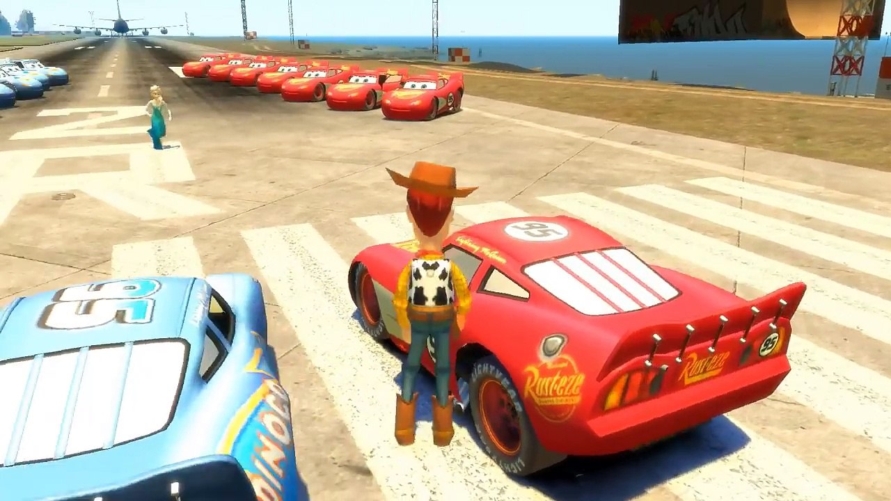 16 AUTOS CARS | 8 DINOCOS vs 8 RAYOS MCQUEEN | WOODY y ELSA prueban coches | Gameplay