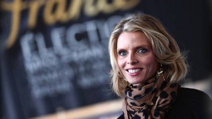 Sylvie Tellier s'écharpe avec une Miss