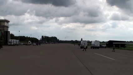 Un avion feint un atterrissage et frôle des hommes !