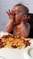 Molequinho não sabe de come o macarrão a bolonhesa ou dorme!