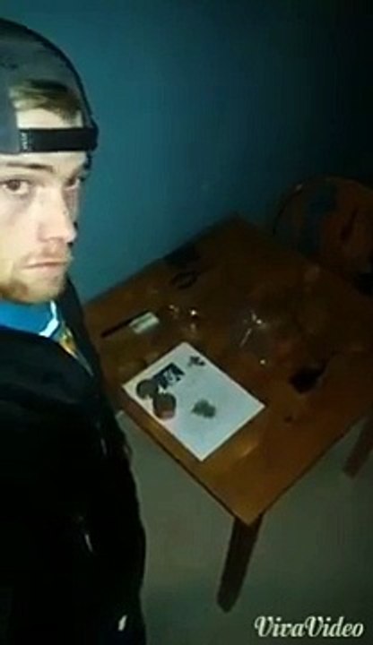 Cet idiot tente de fumer de l’herbe par le nez