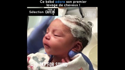 Ce bébé adore son premier shampoing !