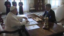 El papa insta a Santos y Uribe al diálogo sincero en este momento histórico