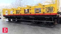 Le petit train jaune des Pyrénées a été exposé devant l'hôtel de région Occitanie