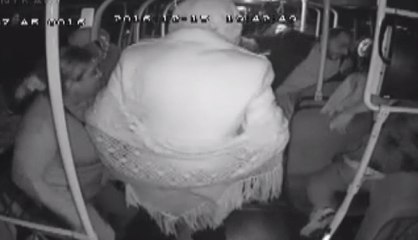 Minibüs şoförüne tekme tokat saldırı kamerada