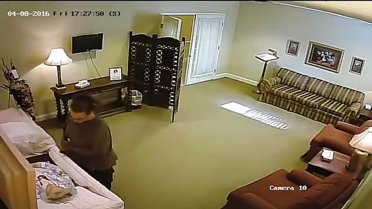 Mulher Rouba Anel A Falecida Em Velório!