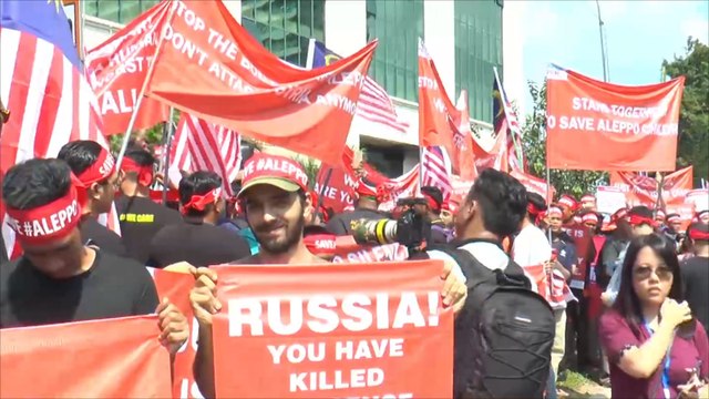 مئات الماليزيين يتظاهرون أمام السفارة الروسية بكوالالمبور