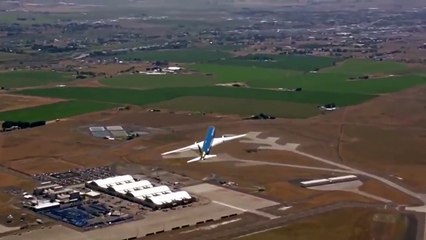 Dikey Şekilde Kalkan Boeing Yolcu Uçağı