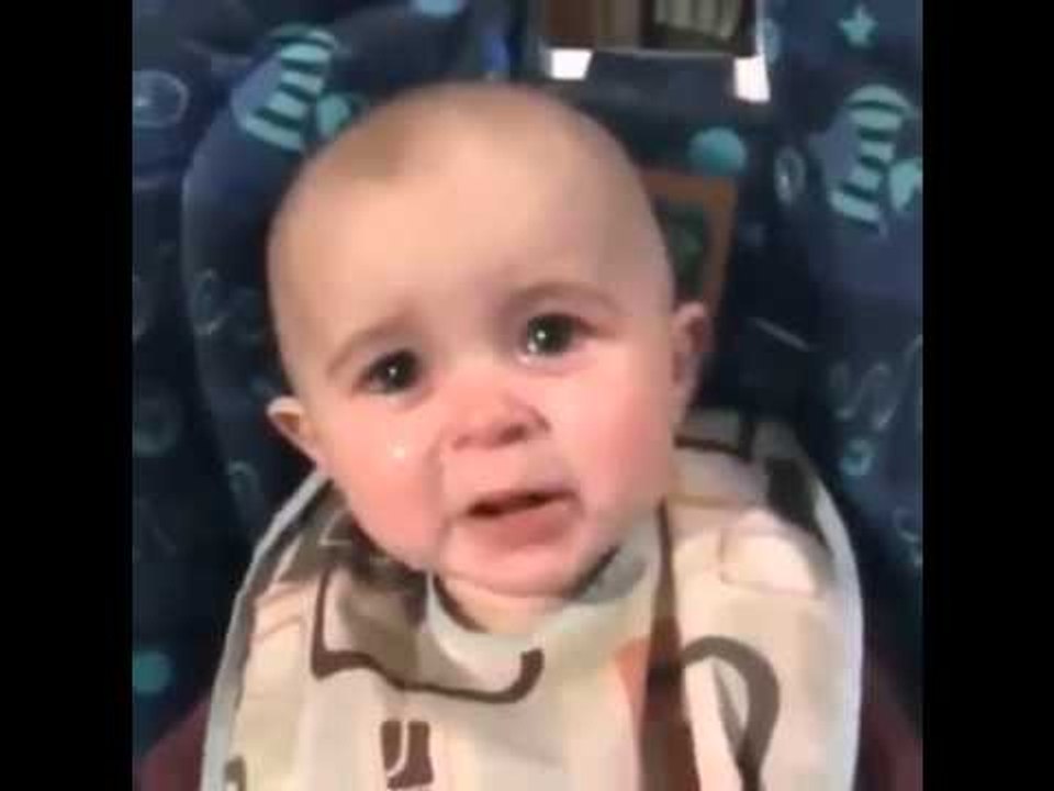 UN BEBE QUI DEVIENT SUPER EMOTIF EN ECOUTANT SA MERE CHANTER