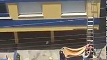Pour sauver un chat, il prend un énorme risque en montant sur un bâtiment