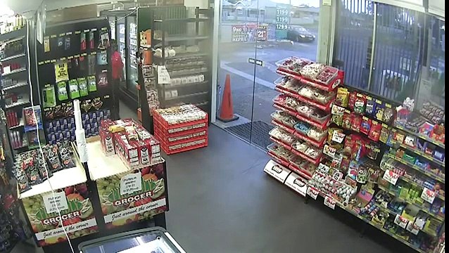 Dependiente de supermercado hace huir ladrones ¡con caramelos!