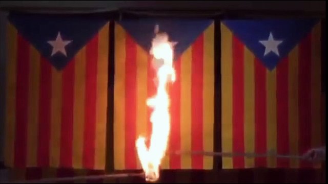 Mallorquines quemando banderas esteladas