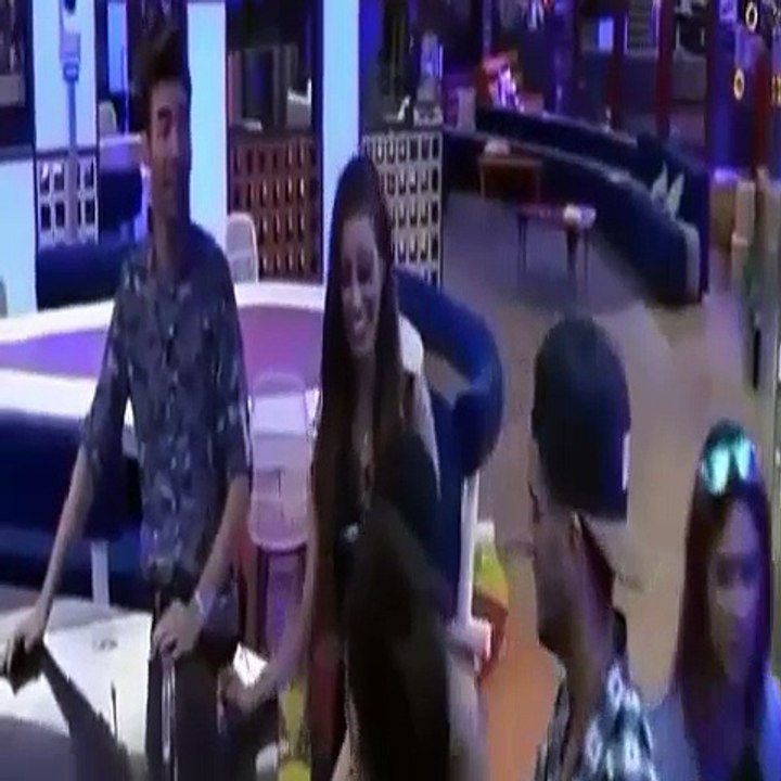 Simona les da besos en la boca a todos / Gran Hermano 17