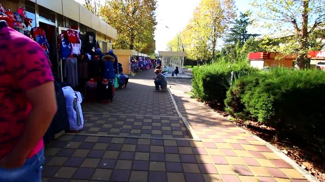 Курортный городок в Сочи - теплая осень у моря.