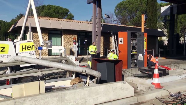 Alpes-de-Haute-Provence : Un camion s'est encastré dans le péage de Peyruis