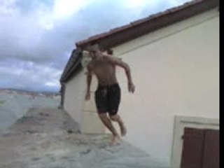 romain qui saute de la falaize