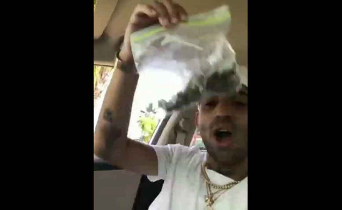 Arcangel muestra bolsa con contenido desconocido durante transmisión en vivo
