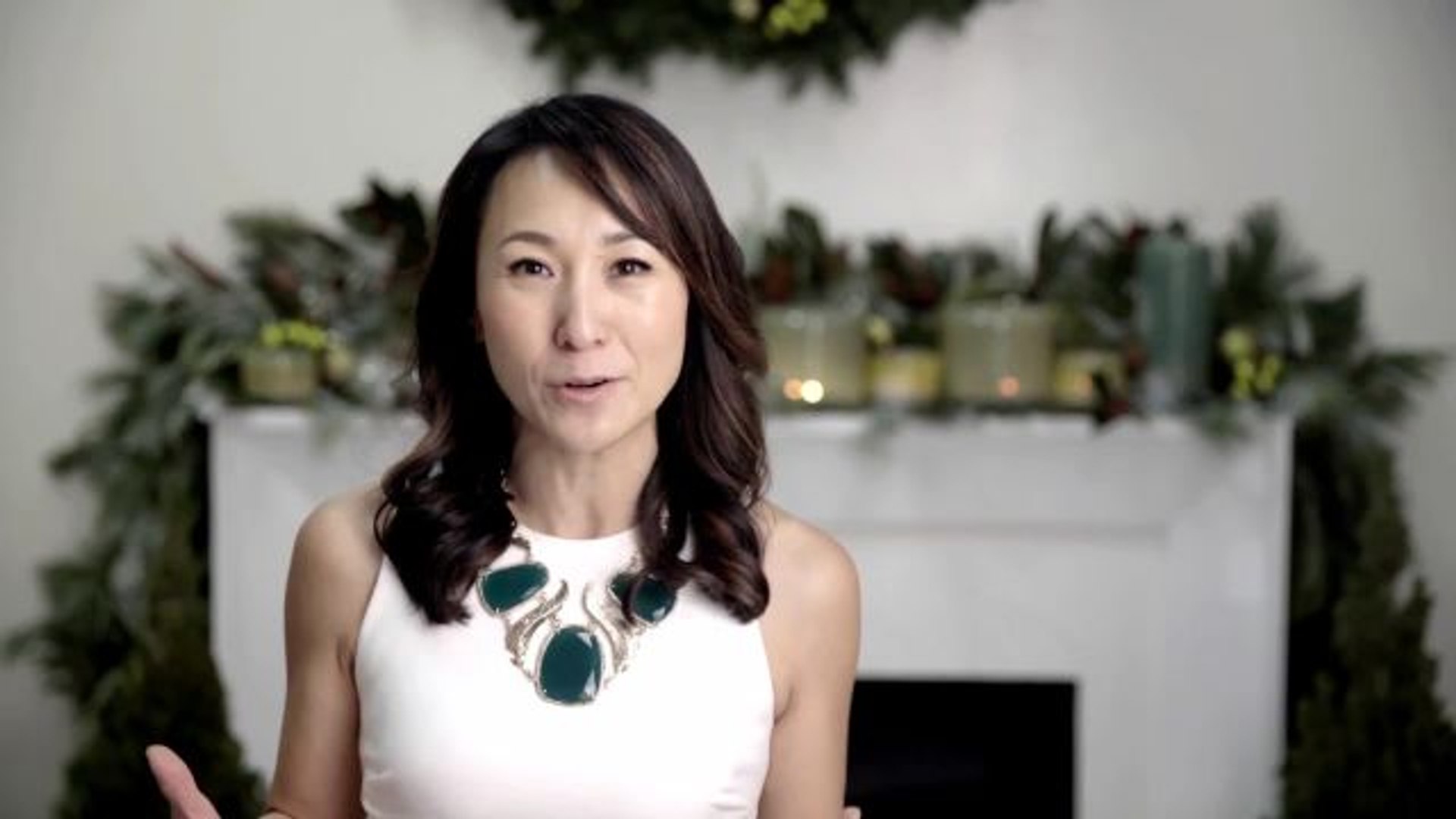 ⁣How to Style a Holiday Mantel