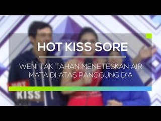 Weni Tak Tahan Meneteskan Air Mata di Atas Panggung D’A - Hot Kiss Sore