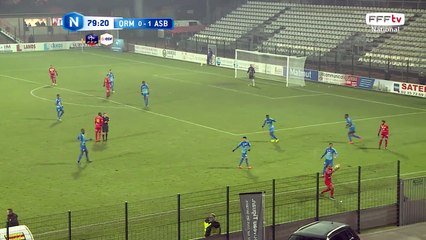 La frappe passe juste à côté du but