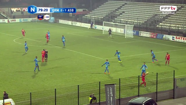 La frappe passe juste à côté du but