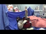 Il joue de la guitare lors de son operation