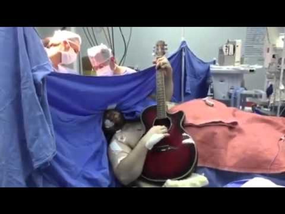 Il joue de la guitare lors de son operation