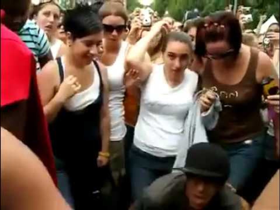 L'artiste Akon jette un fan sur le public