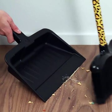 Elle applique de la colle chaude sur son porte-poussière! Son astuce nettoyage fera votre bonheur!!