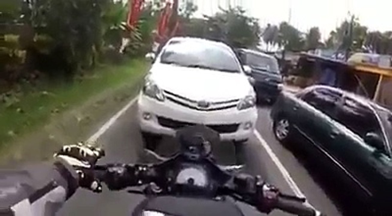 HEBOH Video Biker Nantangin Innova yang Nakal