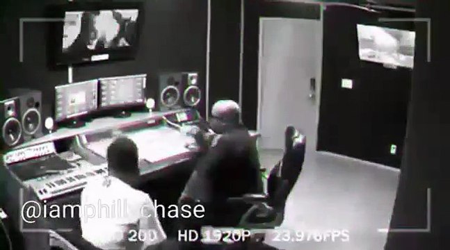 Une pensée pour CeeLo Green qui était au téléphone en studio quand son appareil a explosé littéralement. Le chanteur est aux urgences.