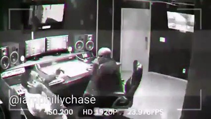 Une pensée pour CeeLo Green qui était au téléphone en studio quand son appareil a explosé littéralement. Le chanteur est aux urgences.