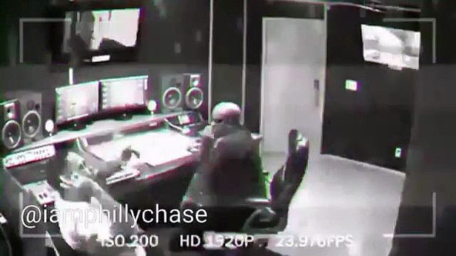 Une pensée pour CeeLo Green qui était au téléphone en studio quand son appareil a explosé littéralement. Le chanteur est aux urgences.