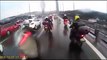 Un groupe de motards escorte un chien égaré sur l'autoroute !
