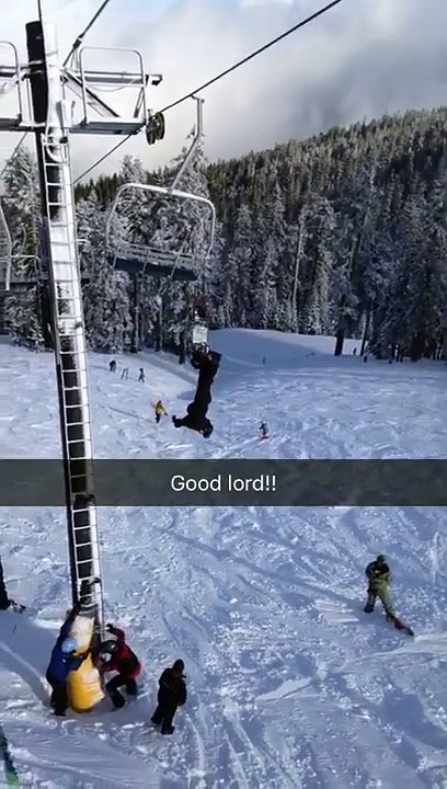 Un snowboarder suspendu la tête en bas à un télésiège secouru par des skieurs