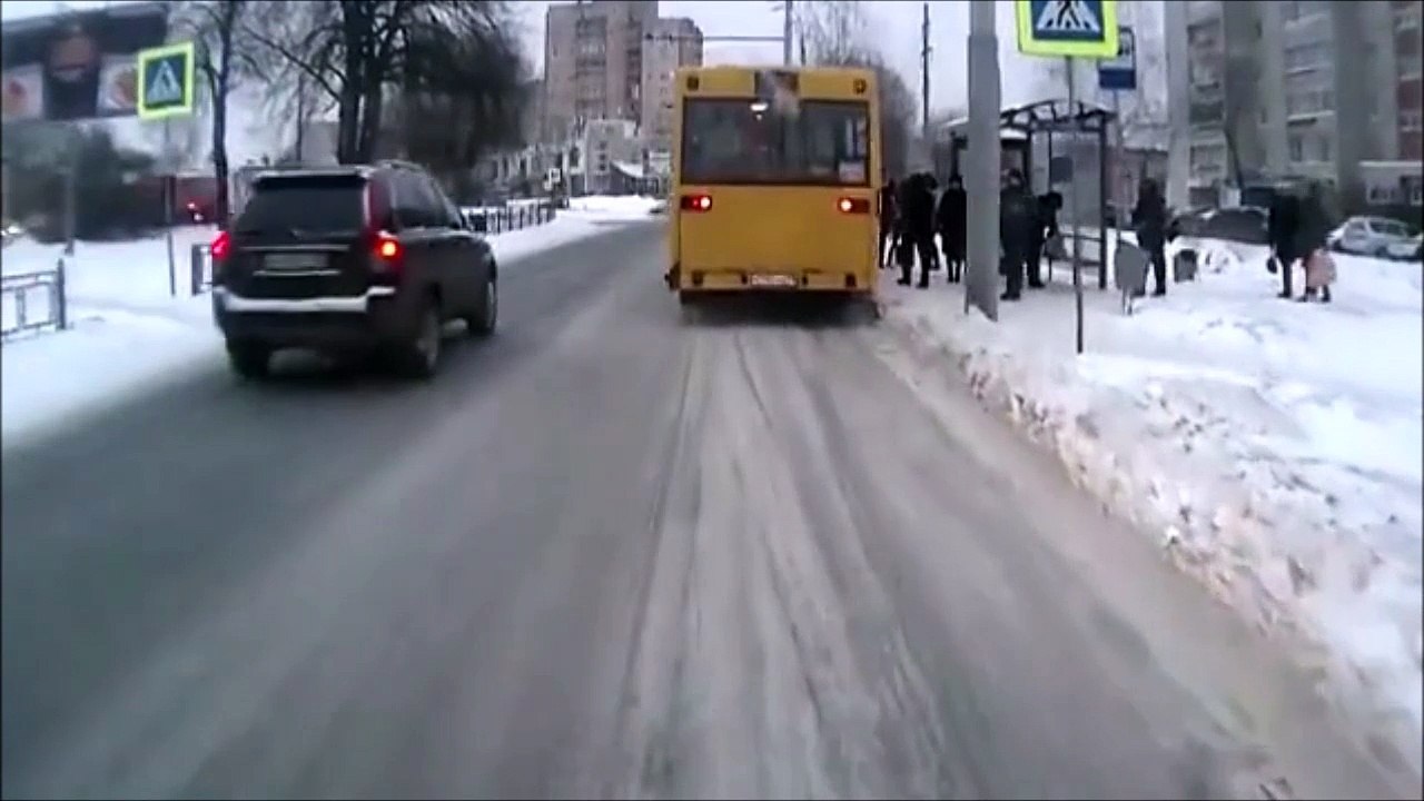Ce gamin va etre sauvé par sa chute et echapper à la mort... Bon Karma le jeune