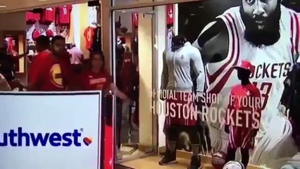 下载视频: Il se fait choper au match des Houston Rockets avec sa maîtresse... Un beau Flag Télévisé