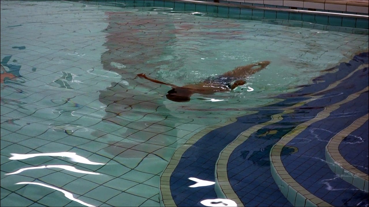 Robbie_swimming