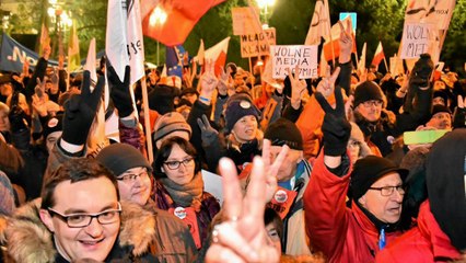 Pologne : les dirigeants de la majorité bloqués au parlement par des manifestants