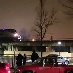 Des dizaines de personnes se rassemblent pour voir un train décoré pour Noël mais se font troller