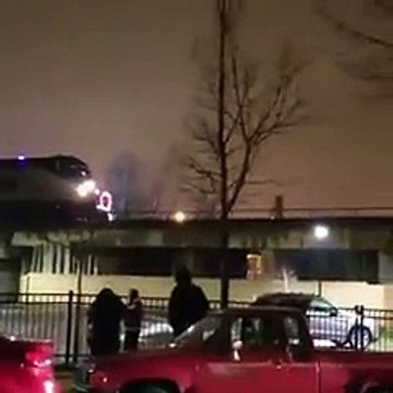 Des dizaines de personnes se rassemblent pour voir un train décoré pour Noël mais se font troller