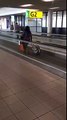Un voyageuse prend le tapis roulant à l'aéroport, mais il y a un petit souci. Hilarant !