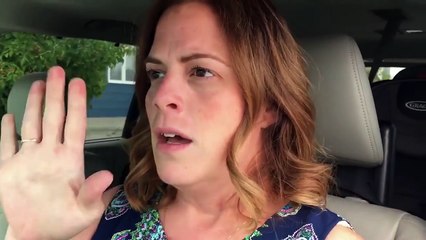 Une femme retrouve quelque chose de surprenant dans le gobelet de sa voiture !