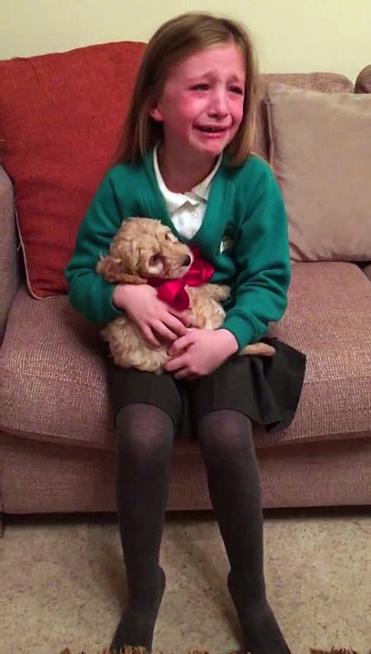 Cette fillette qui reçoit un chiot pour Noël... sa réaction va vous faire fondre