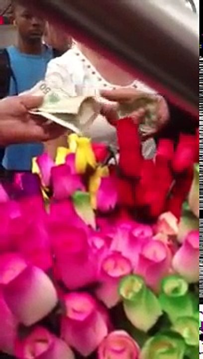 Elle vend des fleurs dans le métro mais soudain un homme s'approche d'elle et lui fait une proposition qui la fait éclat