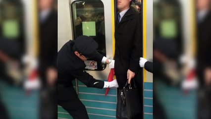 Insolite ! Les pousseurs du métro de Tokyo aux heures de pointe... « Une véritable boîte à sardines ! »